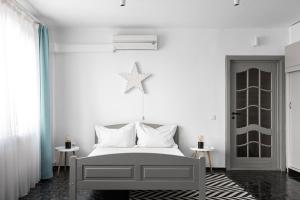 クルジュ・ナポカにあるSpacious ultracentral apartmentの白いベッドルーム(白い枕付きのベッド1台付)
