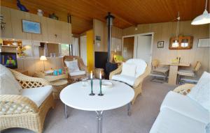 sala de estar con mesa blanca y sillas en Awesome Home In Stubbekbing With 3 Bedrooms And Wifi, en Stubbekøbing