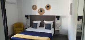 Un pat sau paturi într-o cameră la Hôtel L'Alsace-Gare sncf