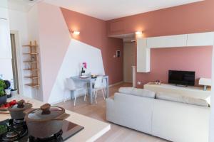 uma sala de estar com um sofá e uma mesa em Nadì Home con vista mare a Pesaro by Yohome em Pesaro