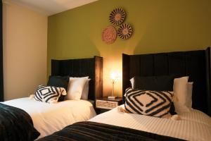 Kandaka-Specious Stylish Home - Suitable for Contractors tesisinde bir odada yatak veya yataklar