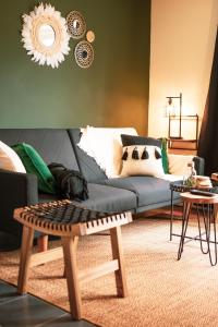 ein Wohnzimmer mit einem Sofa und einem Tisch in der Unterkunft Kandaka-Specious Stylish Home - Suitable for Contractors in Killingbeck