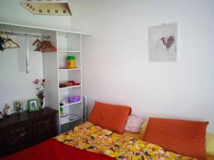 sypialnia z łóżkiem i półką na książki w obiekcie villa des clématites w mieście Dainville