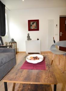 een woonkamer met een bank en een bord op een tafel bij Fidia Palace Claudia's apartment Colosseo in Rome