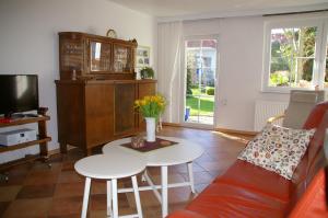 sala de estar con sofá y mesa en Ferienhaus Hummel-Nest, en Laußnitz