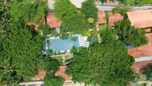 una vista aérea de una casa con árboles y una piscina en An Nhien Retreat, en Phu Quoc