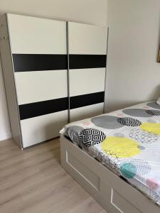 een slaapkamer met een bed met zwarte en witte strepen bij Villa Jean in Blankenberge