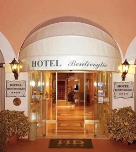 una entrada a un edificio de hotel con una entrada de hotel en Hotel Bentivoglio Residenza D'Epoca, en Bentivoglio