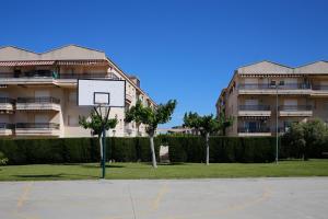 a basketball hoop in front of a building at AT058 Les Dunes in Torredembarra