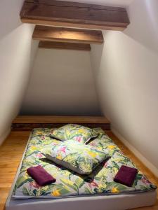łóżko w rogu pokoju w obiekcie Apartament w stylu Loft w Spale