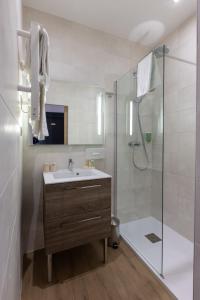 een badkamer met een wastafel en een douche bij Best Western Le Comtadin in Carpentras