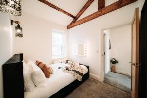 1 dormitorio con 1 cama con paredes blancas en Kandaka-Peaceful House en Roundhay