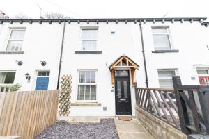 une maison blanche avec une porte bleue dans l'établissement Kandaka-Peaceful House, à Roundhay