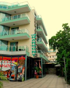 un edificio con un cartel en el costado en hotel Harmony, en Sunny Beach