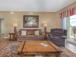 un salon avec deux canapés et une table basse dans l'établissement Smoky Mountain Memories Whispering Pines 232, à Pigeon Forge
