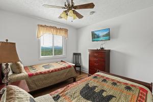 En eller flere senge i et værelse på Deer Ridge Mountain Resort E208 + 32 billeder