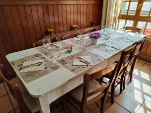 una mesa larga con vasos y servilletas. en HOTEL LAMOGA, en Llavorsí