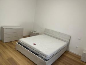 um quarto com uma cama branca e 2 cómodas em La casa dello zio em Vasto