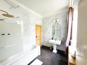 Koupelna v ubytování Domaine Le Clos de la Source -Jacuzzi - Petit déjeuner buffet - Atelier d'art