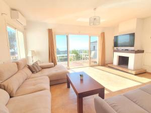 TV a/nebo společenská místnost v ubytování 5 Bedroom Villa with HEATED Pool with breath-taking Sea Views, Walking distances to Shops Restaurants Beach