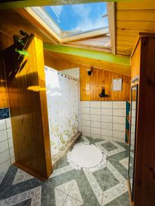 a bathroom with a shower with a roof at Profe Nelson in Puerto Cisnes
