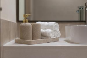 un montón de toallas sentadas en un mostrador en un baño en TH-Homes scandinavia interior 1 BR at Wasl 1 en Dubái