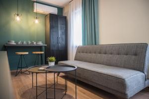 uma sala de estar com um sofá e uma mesa em BEST APARTMENTS em Bitola