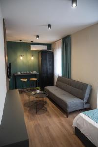 sala de estar con sofá y mesa en BEST APARTMENTS, en Bitola
