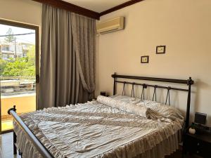 1 cama en un dormitorio con ventana grande en Sunset apartment, en Rodas