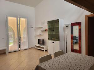 une salle à manger avec une table et une chambre avec une télévision dans l'établissement Elba Holiday Houses 2, à Marciana Marina
