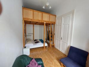 ブダペストにあるSzenes-House Apartmanの小さなお部屋で、二段ベッド1組が備わります。