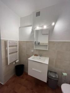 Kúpeľňa v ubytovaní T3 au coeur de la vieille ville de Porto-Vecchio