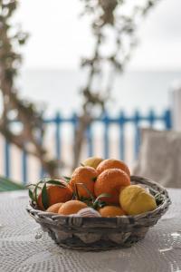 una cesta de naranjas sentada en una mesa en Casa d' Acqua, en Archangelos