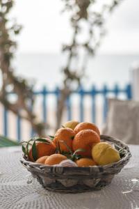 アルハンゲロスにあるCasa d' Acquaのテーブルに座ったオレンジ入り