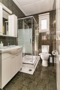 アルハンゲロスにあるCasa d' Acquaのバスルーム(シャワー、トイレ、シンク付)