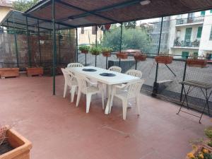 una mesa blanca y sillas en un patio en Lovely Modern Apartment, en Florencia