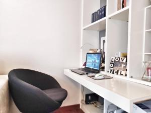 escritorio con ordenador portátil y silla en la habitación en Lovely Modern Apartment, en Florencia
