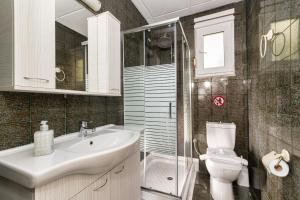 アルハンゲロスにあるCasa d' Acquaのバスルーム(洗面台、トイレ、シャワー付)