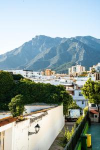 Blick auf eine Stadt mit Bergen im Hintergrund in der Unterkunft Escuela Village in Marbella