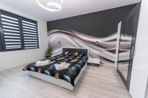 una camera da letto con un letto e un dipinto sul muro di Апартамент за гости Дрийм a Velingrad