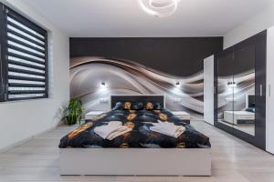 una camera con un grande letto di Апартамент за гости Дрийм a Velingrad