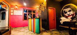 馬拉里的住宿－La Vaca India Manali，墙上有小丑画的房间