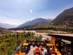 un gruppo di persone che si trovano su un balcone che guarda una valle di La Vaca India Manali a Manāli