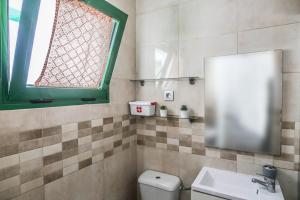 łazienka z toaletą, umywalką i oknem w obiekcie Suite cosy relax a 400m de la playa w Puerto del Carmen