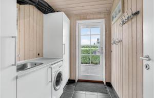 cocina con fregadero y lavadora en Nice Home In Haderslev With 3 Bedrooms And Wifi, en Årøsund