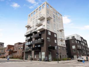 um edifício alto na esquina de uma rua em Sanders Arena - Chic Three-Bedroom Apartment Close to Metro Station em Copenhague