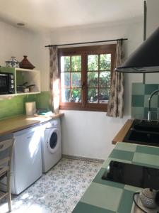 cocina con lavadora y ventana en Studio mitoyen / 2 personnes, en Hyères