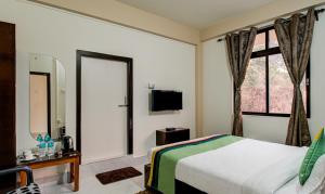 um quarto com uma cama e uma janela grande em Treebo Staying Center em Shillong mais 23 fotografias