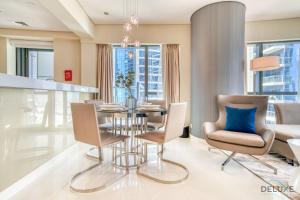 Posezení v ubytování Sophisticated 2BR at DAMAC Towers by Paramount A Business Bay by Deluxe Holiday Homes