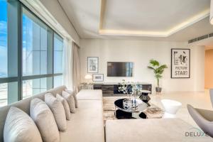 TV a/nebo společenská místnost v ubytování Sophisticated 2BR at DAMAC Towers by Paramount A Business Bay by Deluxe Holiday Homes